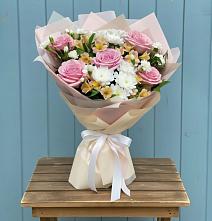 Букет цветов из:  Гвоздики, Орхидеи и Розы в Соколе Магаданской области