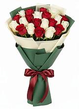Букет Микс из красных и белых роз в Соколе Магаданской области