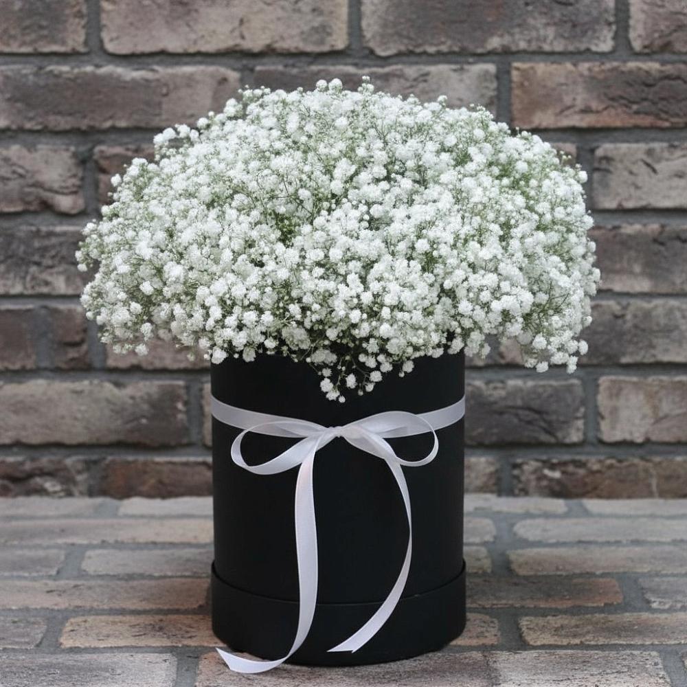 Цветочная композиция из Гипсофила в шляпной коробке в Соколе Магаданской области