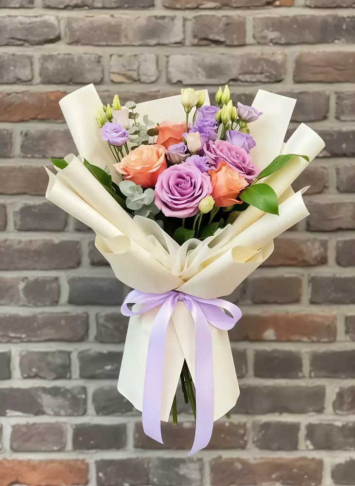 Букет цветов из: Лизиантусы и Розы в Соколе Магаданской области