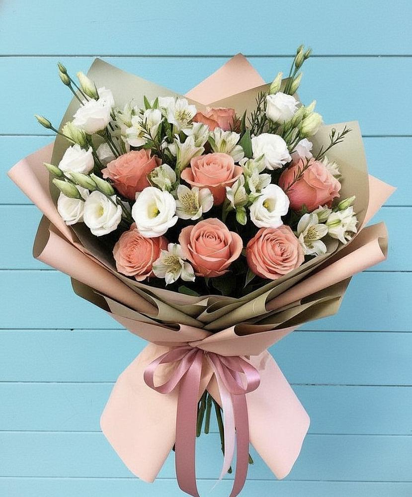 Букет цветов из: Розы, Альстромерии и Лизиантусы в Соколе Магаданской области