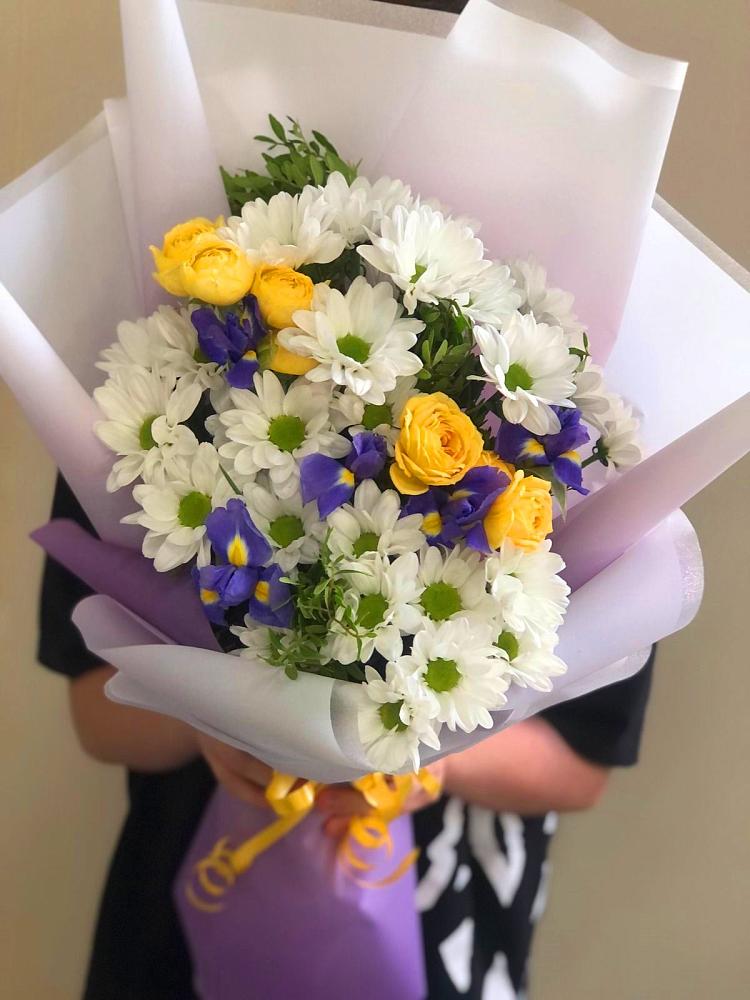 Букет цветов из: Ирисы, Хризантемы и Розы в Соколе Магаданской области