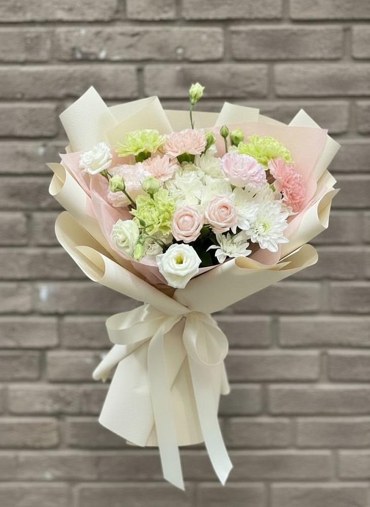 Букет цветов из: Гвоздики, Розы, Лизиантусы и Хризантемы в Соколе Магаданской области