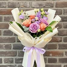 Букет цветов из:  Лизиантусы и Розы в Соколе Магаданской области