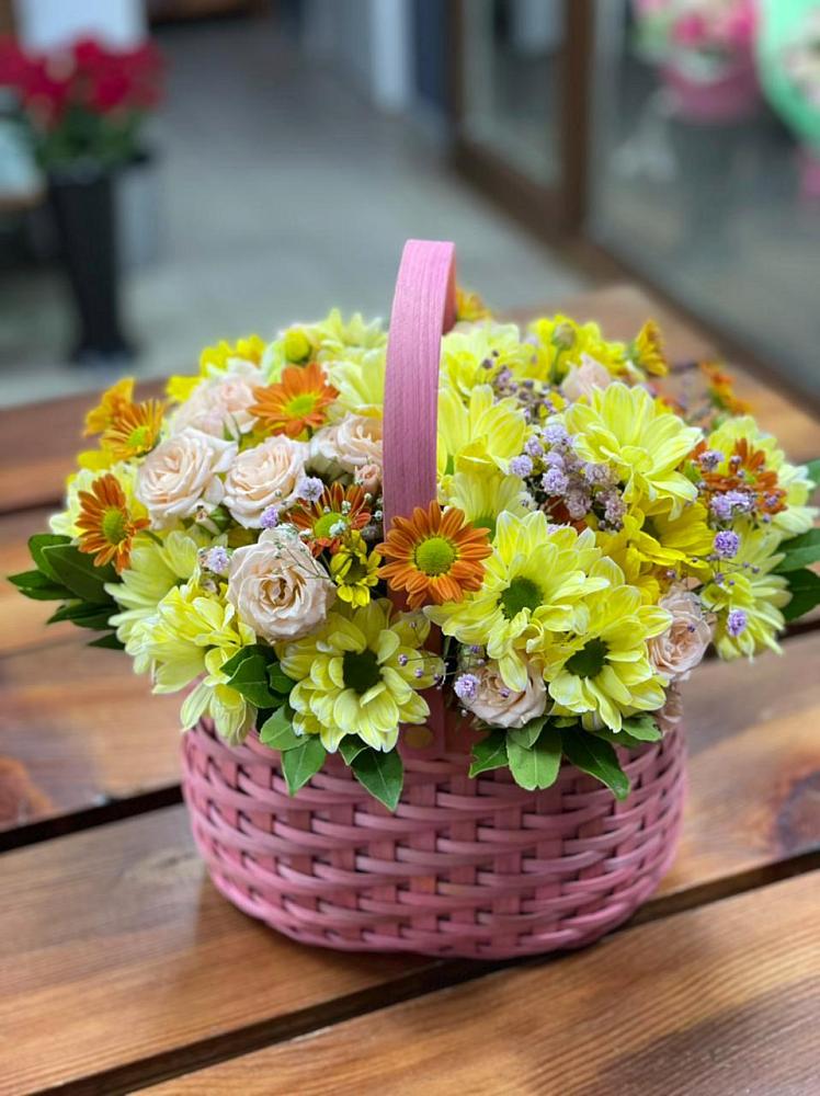 Цветочная композиция из Хризантемы и Розы в корзине в Соколе Магаданской области