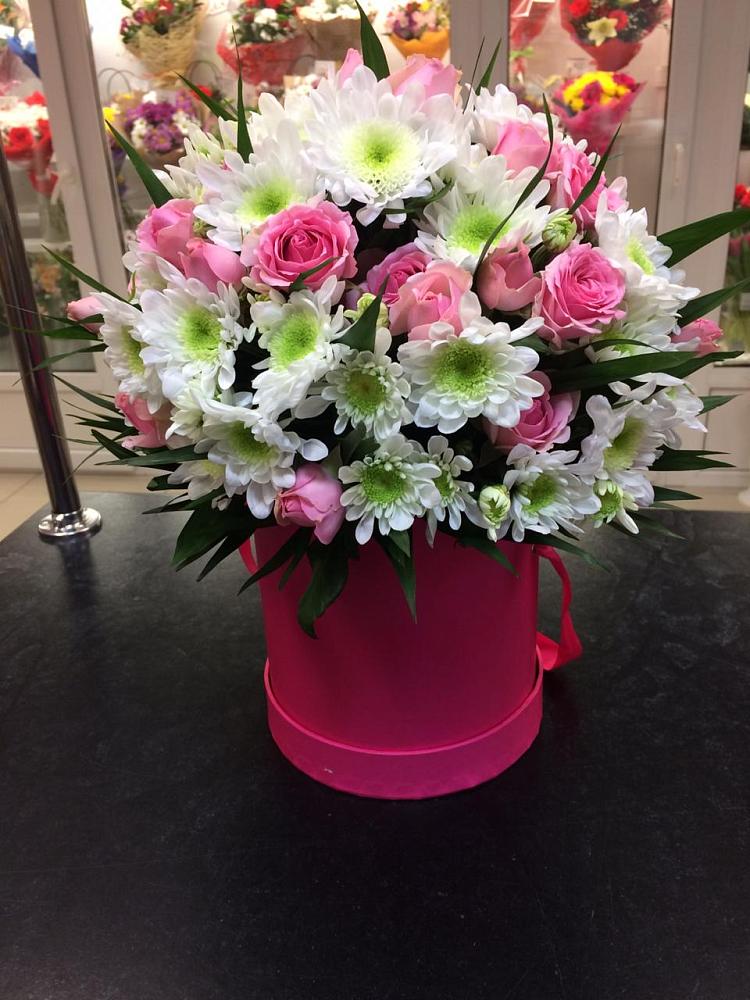 Цветочная композиция из Розы и Хризантемы в шляпной коробке в Соколе Магаданской области