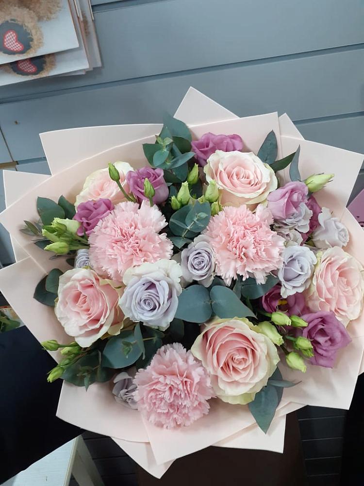 Букет цветов из: Розы, Гвоздики и Лизиантусы в Соколе Магаданской области