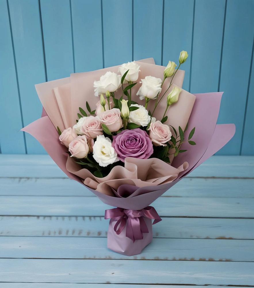 Букет цветов из: Розы и Лизиантусы в Соколе Магаданской области